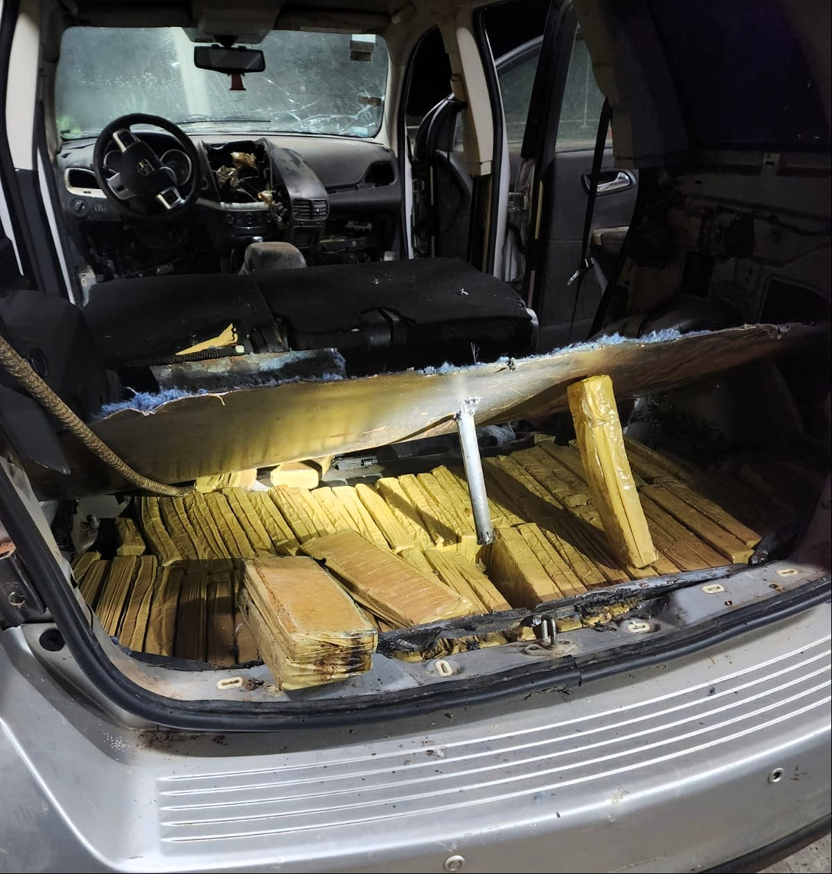 Um ano depois 200 kgs de maconha é encontrado em fundo falso de carro parcialmente queimado